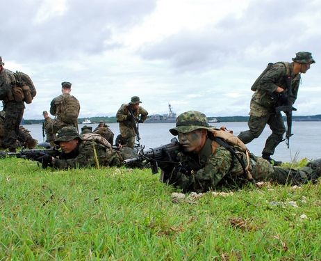 Quân đội Mỹ và Nhật Bản diễn tập đổ bộ lên đảo Guam.